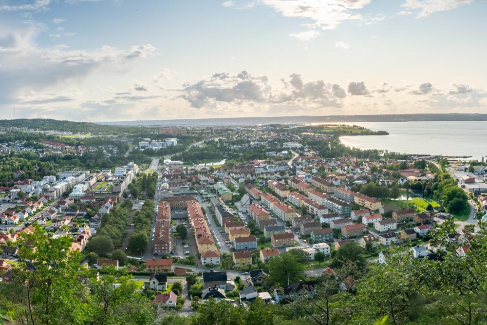 Spegling i sjön av staden Jönköping