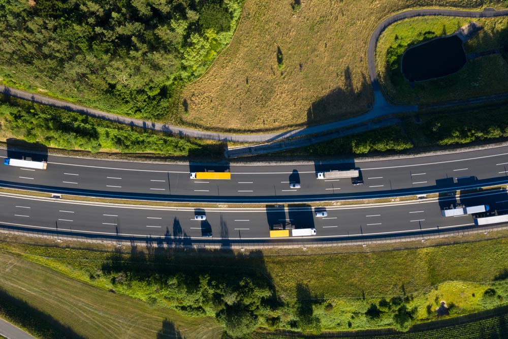 Drönarbil uppifrån över motorväg med massa trafik